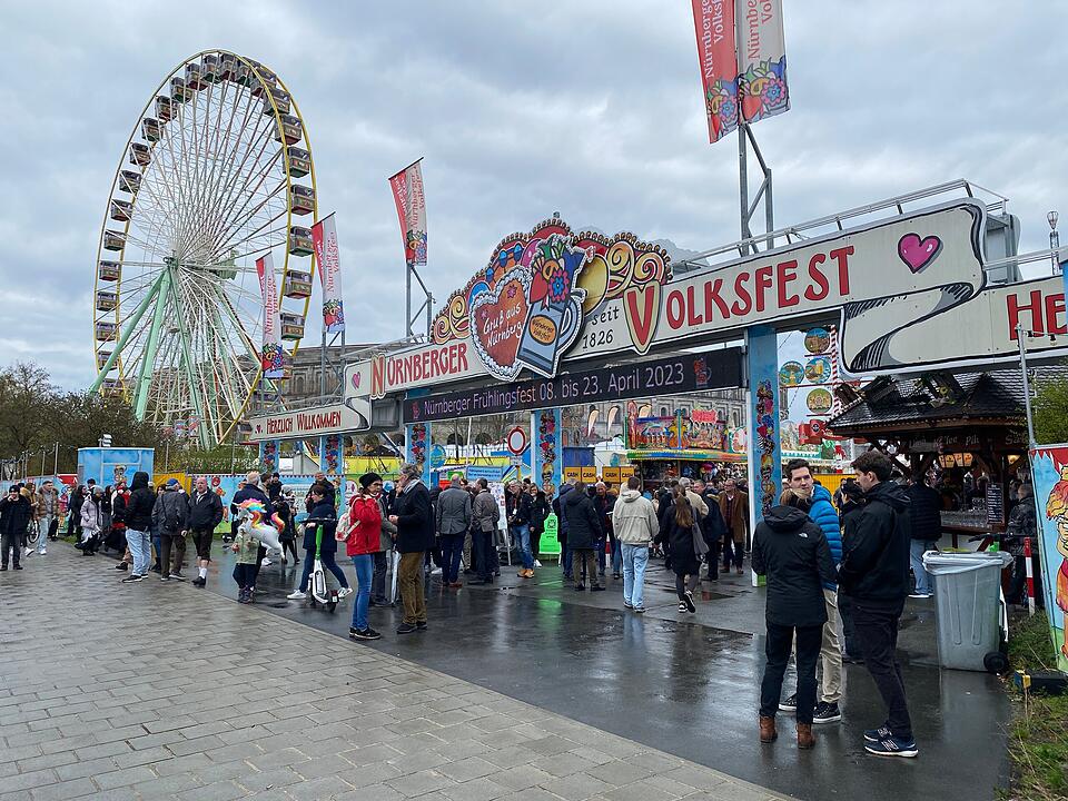 O'zapft is! Das Frühlingsfest am Dutzendteich beginnt