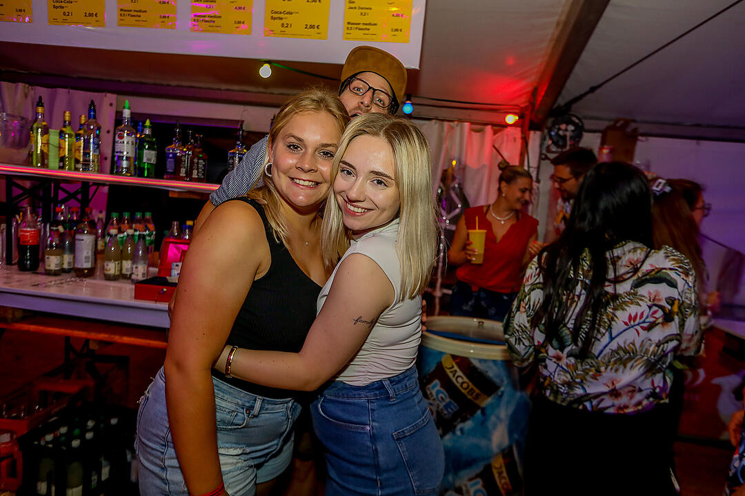 Partyzeltdorf mit 5 Areas!