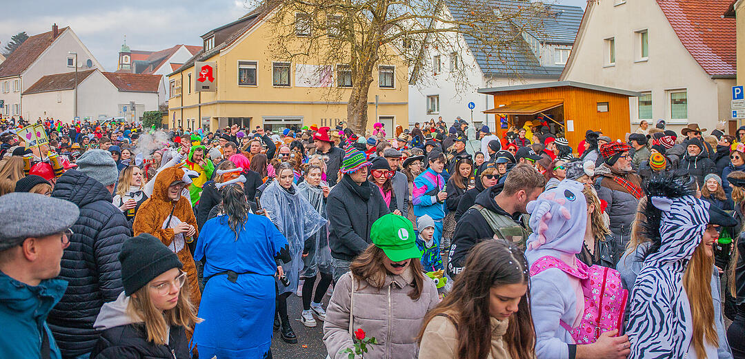 Tausende Narren und Närrinnen feierten auf der Straße