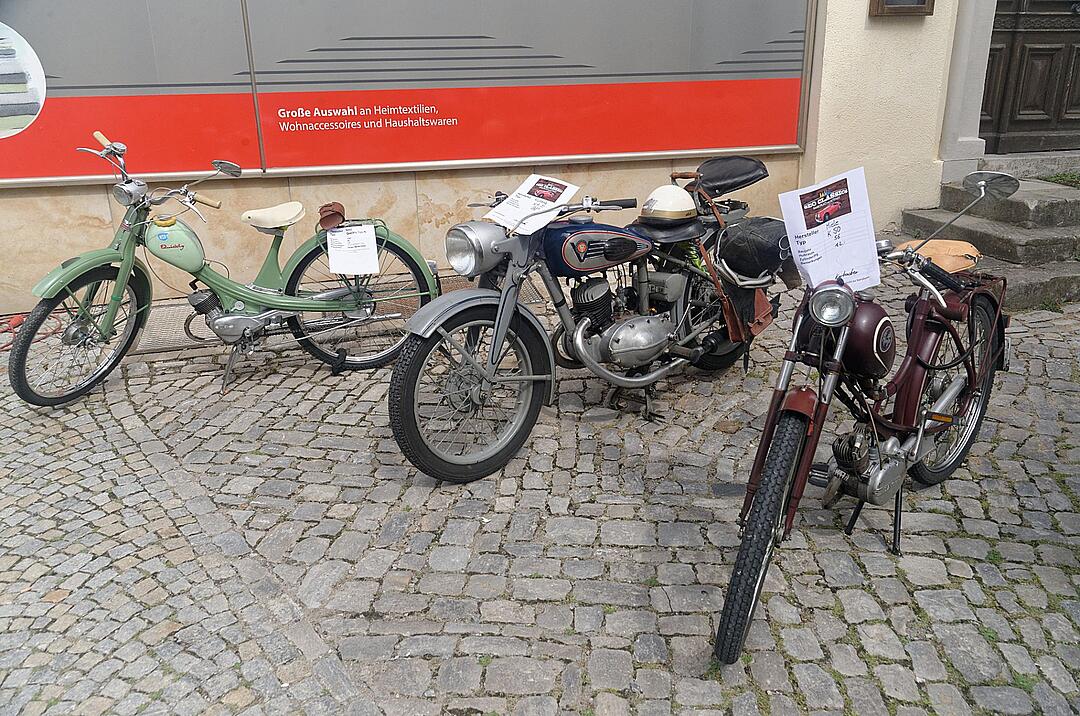 Historische Automobile und Motorräder
