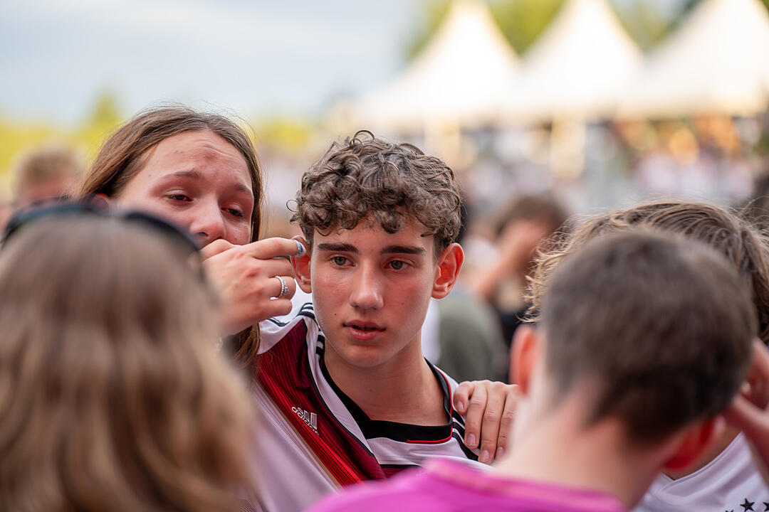 Fans schauen das EM-Viertelfinale zwischen Duetschland und Spanien in Nürnberg