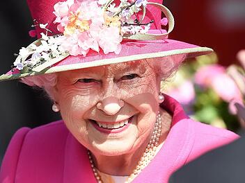 Queen Elizabeth II beim Besuch eines Postamts in Windsor Foto: Andy Rain, dpa