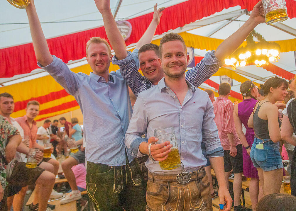 Musik im Festzelt gab es mit der Band "KLOSTERGOLD"
