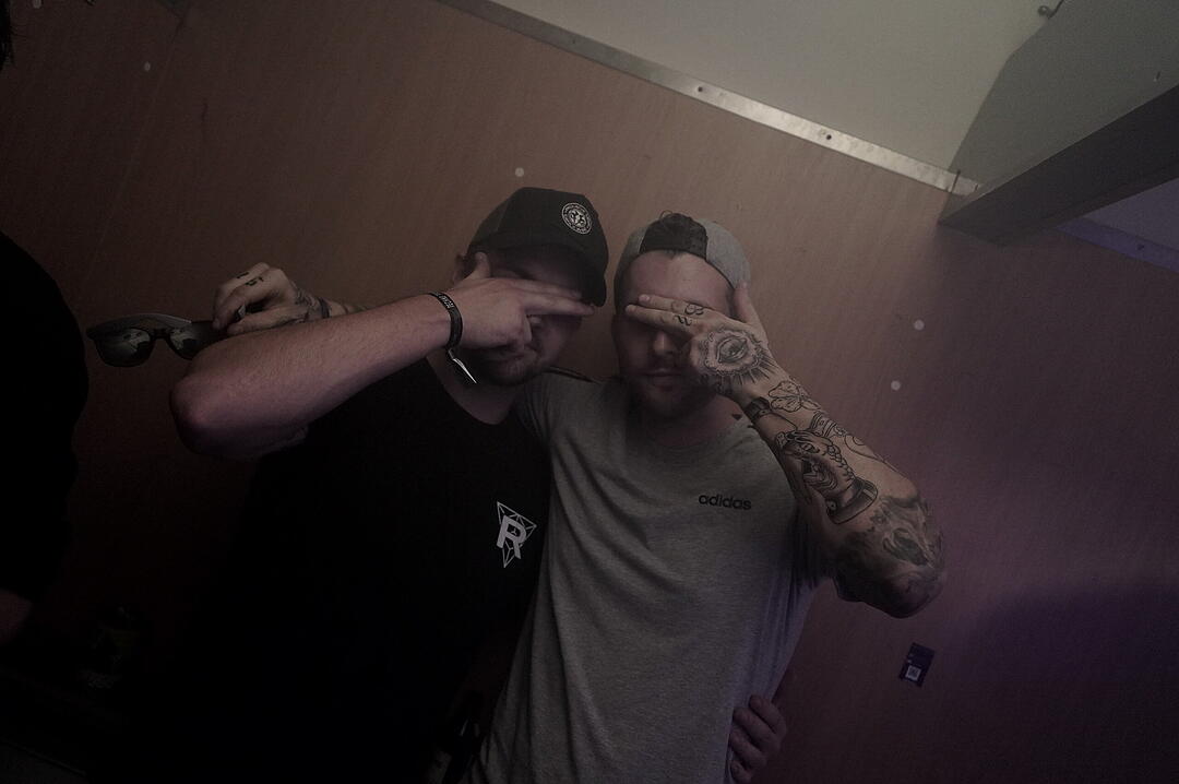Party im Zug - Raver*innen tanzen zu Techno-Beats