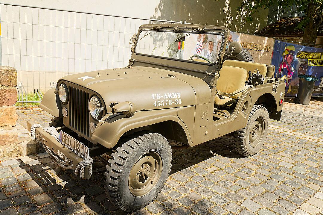Historische Automobile und Motorräder