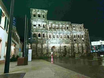 Beeindruckend steht es da: Das Wahrzeichen Triers aus römischer Zeit, die Porta Nigra.