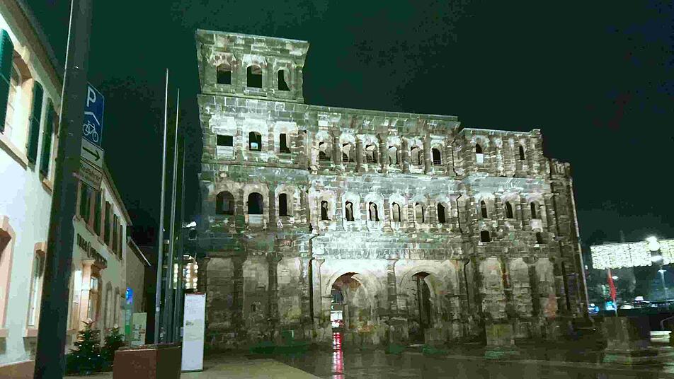 Beeindruckend steht es da: Das Wahrzeichen Triers aus römischer Zeit, die Porta Nigra.