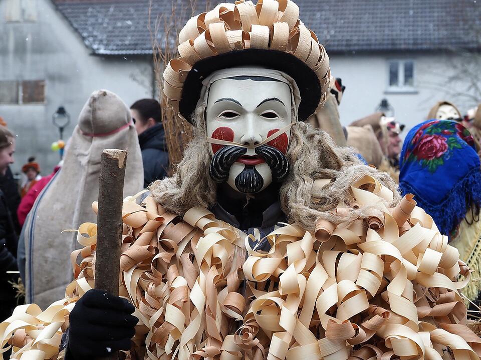 Tausende Besucher beim traditionellen Maskenumzug