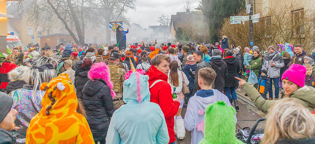 Buntes Faschingstreiben begeistert groß und klein.