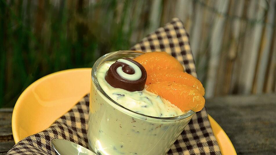 Herrencreme wird traditionell mit Schokoraspeln garniert, schmeckt aber auch mit Früchten hervorragend.