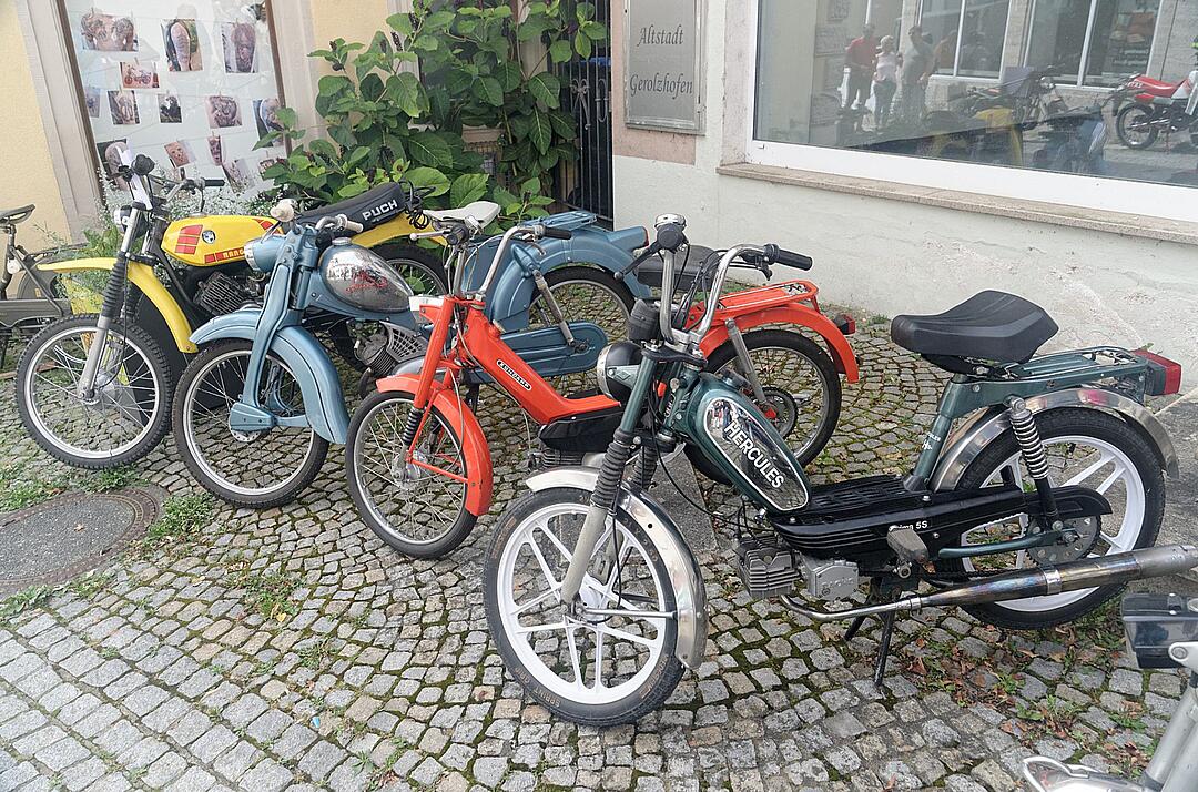 Historische Automobile und Motorräder