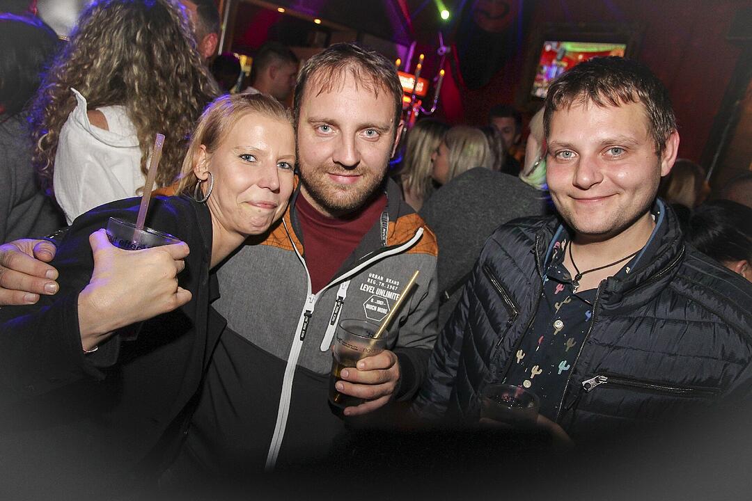 Volles Haus, erwachsene Partypeople und eine ausgelassene Feier!