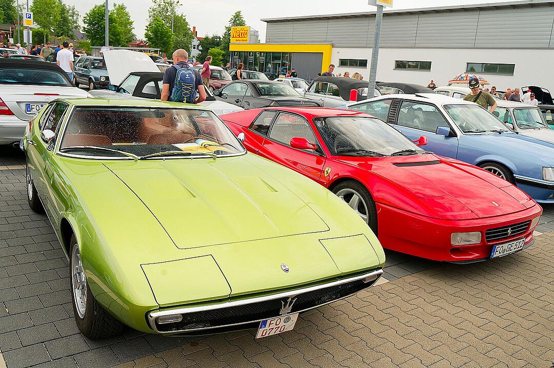 Autos, Motorräder, Mopeds und Traktoren gab es zu bewundern.