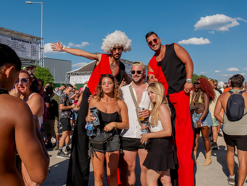 Mit internationalen und nationalen Live-Acts!