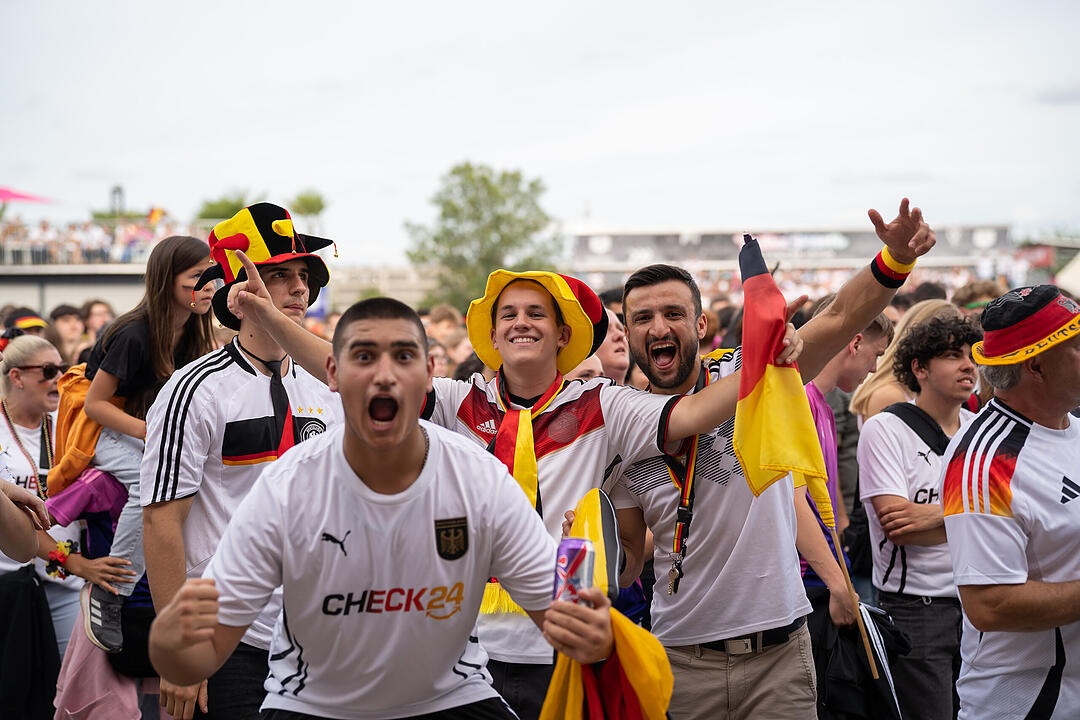 Fans schauen das EM-Viertelfinale zwischen Duetschland und Spanien in Nürnberg