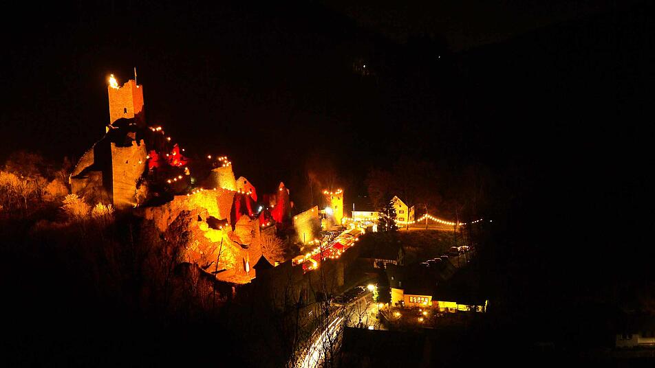 Die Niederburg in Manderscheid erstrahlt im Kerzen und Fackelschein bei der Burgenweihnacht.
