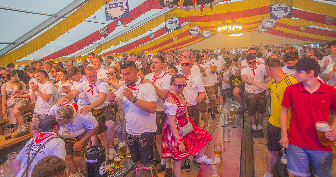 Musik im Festzelt gab es mit der Band "KLOSTERGOLD"