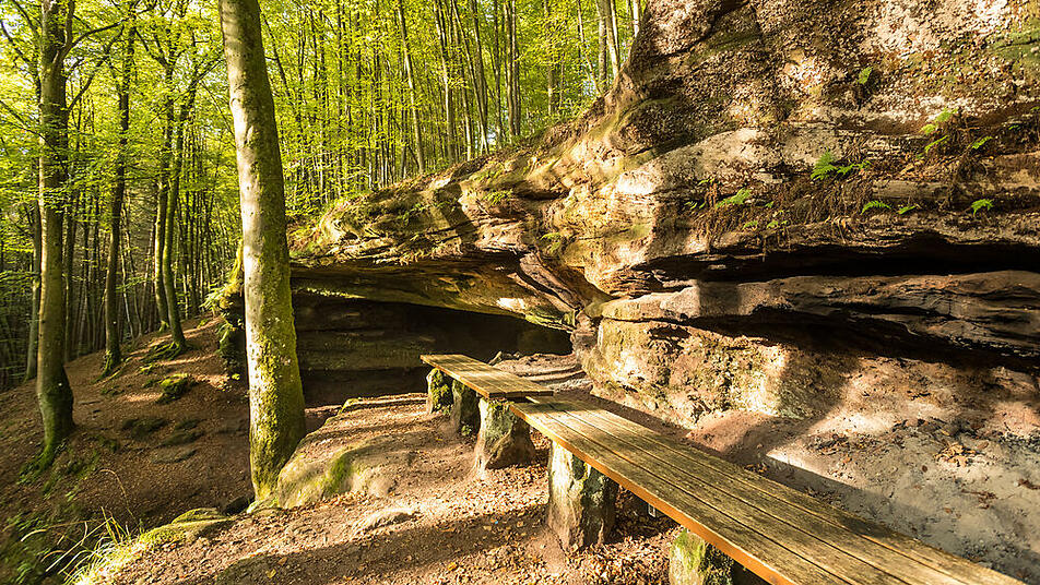 Wandern und Rasten kannst du sehr gut unter beeindruckenden Felsformationen rund um Rodalben.