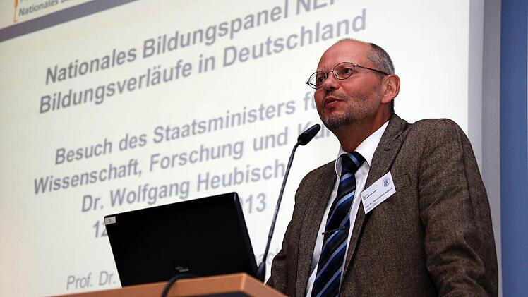 Hans-Günther Roßbach informierte beim Besuch von Minister Heubisch über Forschungsprojekte des NEPS. Fotos: Matthias Hoch