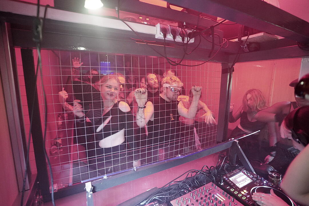 Party im Zug - Raver*innen tanzen zu Techno-Beats