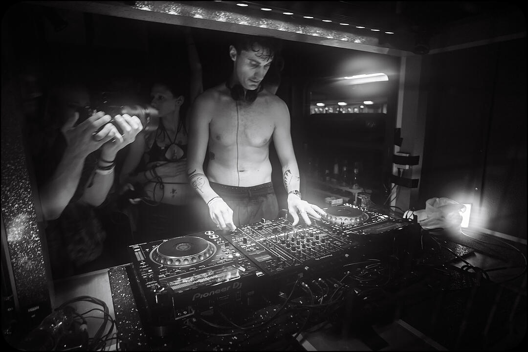 Hard Techno und Trance in drei verschiedenen Party-Waggons!