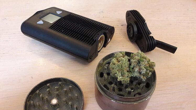 Cannabisblüten können auch gemahlen und in einen Vaporisator gefüllt werden. Darin werden sie erhitzt und die Wirkstoffe können durch die Verdampfung inhaliert werden.  Foto: I. Fenn-Nebel