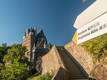 Die Wegweiser leiten deinen Weg vom Bahnhof Moselkern direkt zur Burg Eltz hinauf.