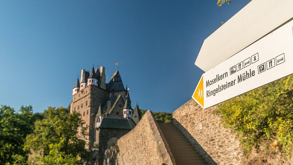 Die Wegweiser leiten deinen Weg vom Bahnhof Moselkern direkt zur Burg Eltz hinauf.