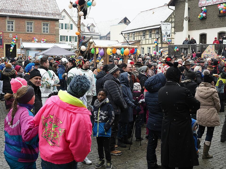 Tausende Besucher beim traditionellen Maskenumzug
