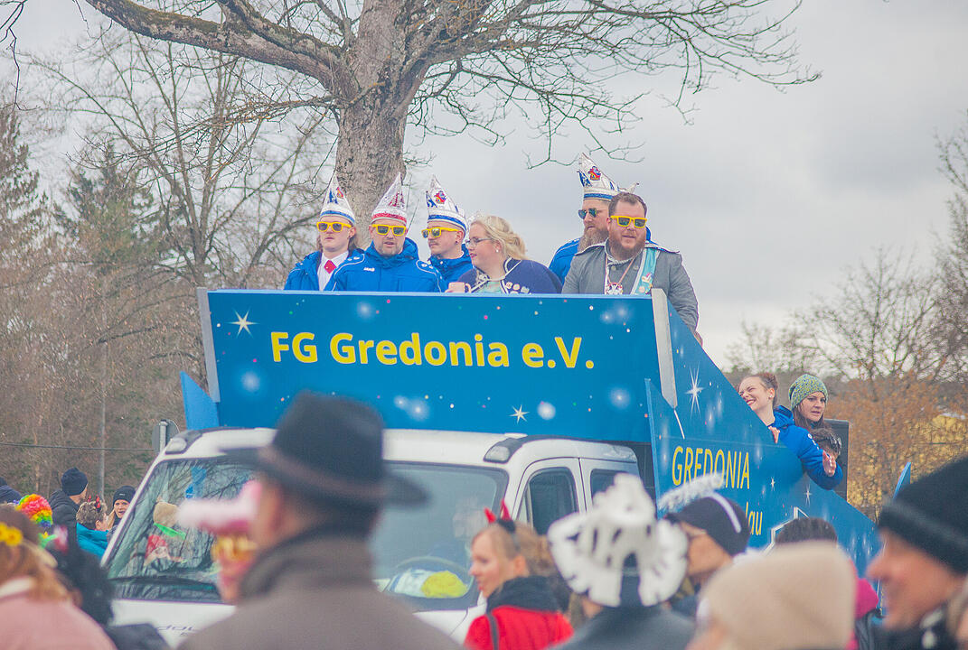 Tausende Narren und Närrinnen feierten auf der Straße
