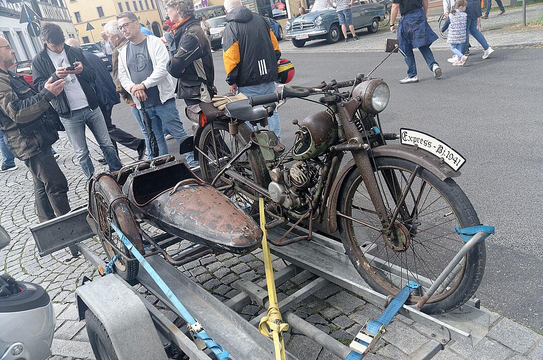 Historische Automobile und Motorräder