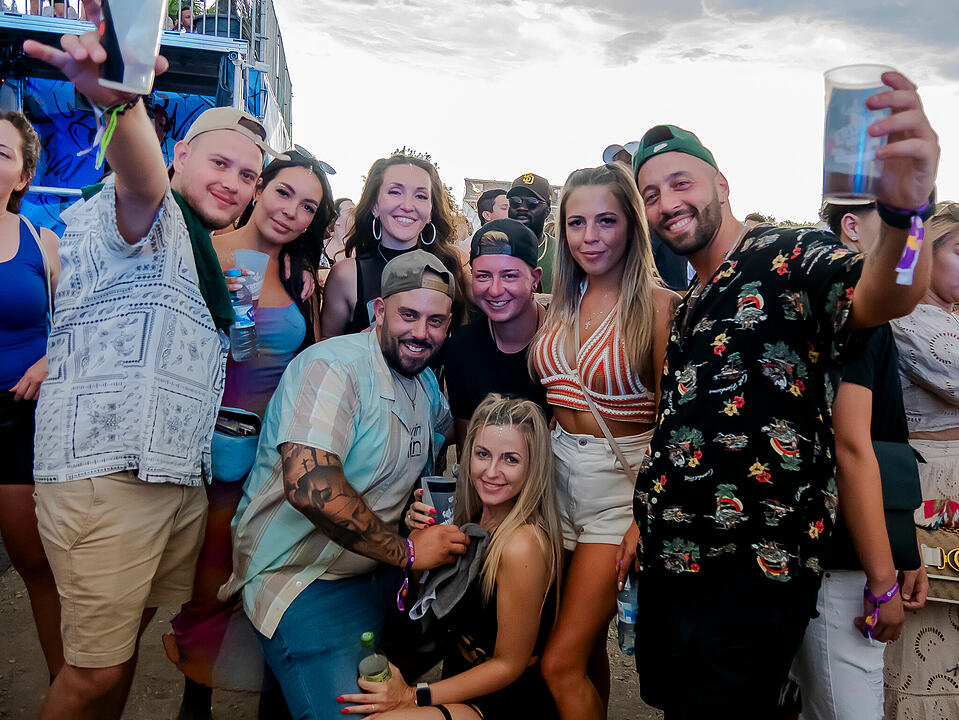 Mit internationalen und nationalen Live-Acts!
