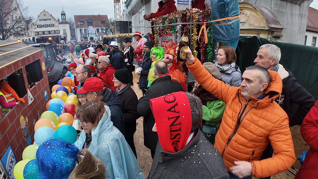 Die Narren sind los: Faschingszug zieht durch Allersberg