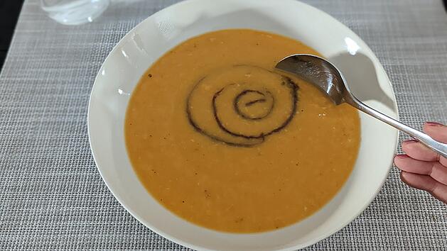 Wärmt an kalten Tagen von Innen: leckere, selbstgemachte Kürbissuppe.
