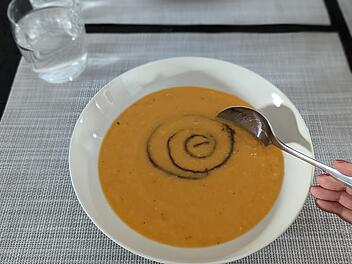 Wärmt an kalten Tagen von Innen: leckere, selbstgemachte Kürbissuppe.