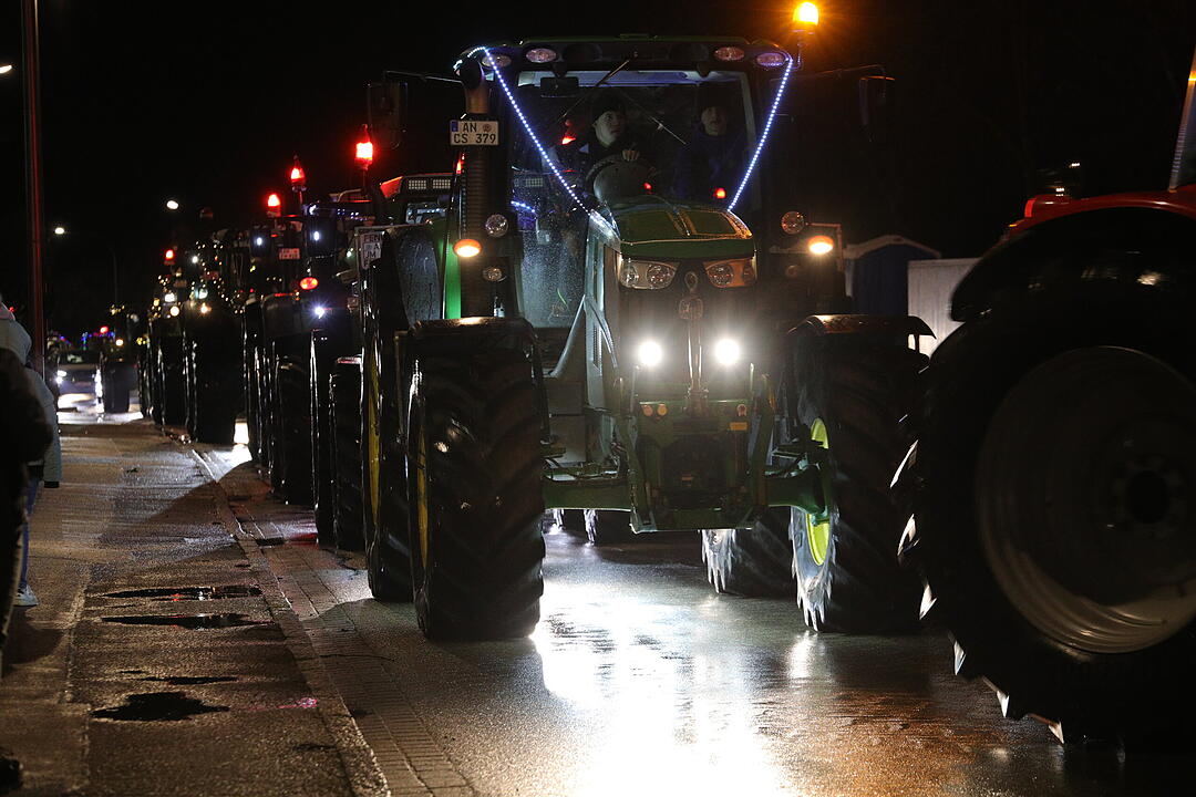 Weihnachtliche Lichterfahrt: Dutzende beleuchtete Traktoren fahren durch Ansbach