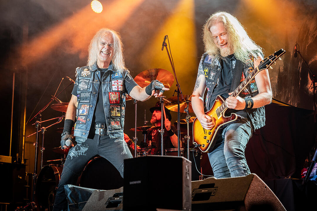 An die 2000 Besucher feierten die Rockmusik!