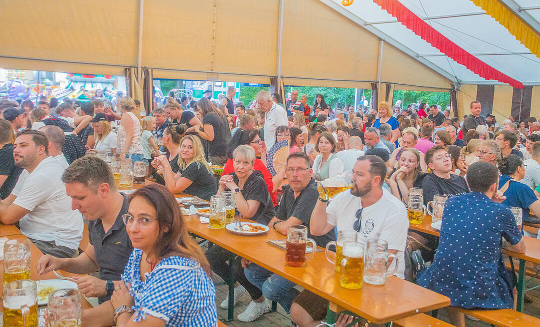 Musik im Festzelt gab es mit der Band "KLOSTERGOLD"