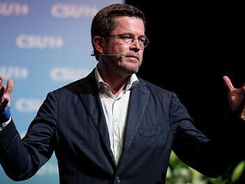 Karl-Theodor zu Guttenberg bei seinem ersten öffentlichen Auftritt nach sechs Jahren in der Kulmbacher Stadthalle.  Foto: Hoppe/dpa