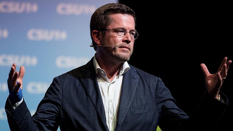 Karl-Theodor zu Guttenberg bei seinem ersten öffentlichen Auftritt nach sechs Jahren in der Kulmbacher Stadthalle.  Foto: Hoppe/dpa