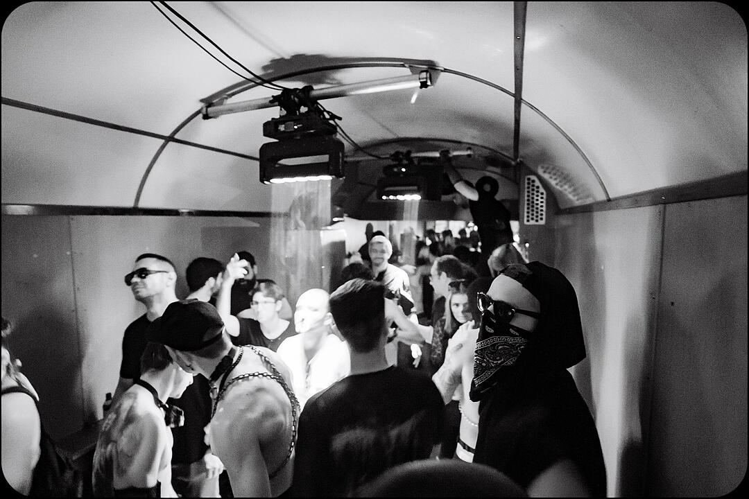 Hard Techno und Trance in drei verschiedenen Party-Waggons!