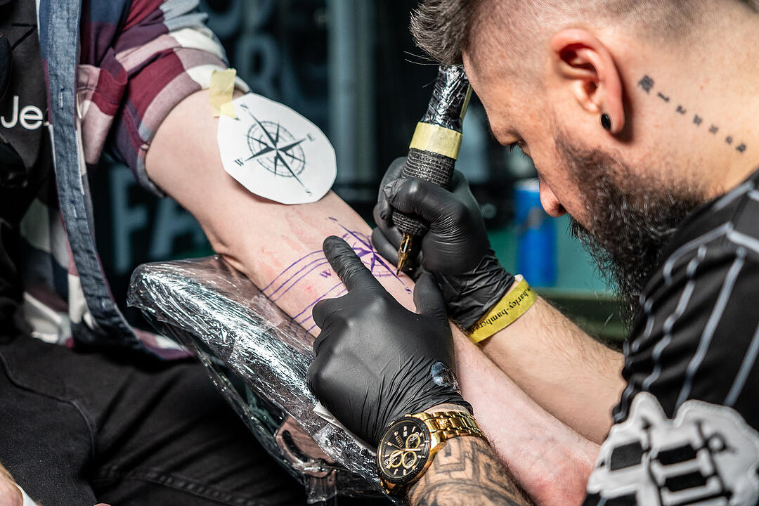 Mit vielen Top Tattookünstlern und Händlern.