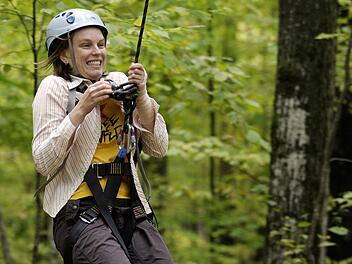Richtig viel Spaß und Abenteuer bieten Kletterparks und Hochseilgärten.