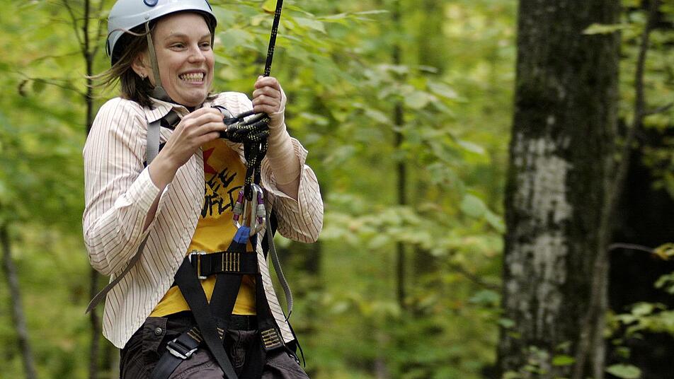 Richtig viel Spaß und Abenteuer bieten Kletterparks und Hochseilgärten.