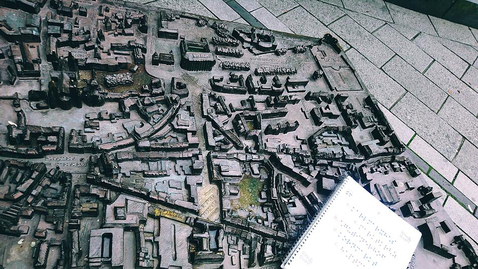 In der Miniatur-Stadtansicht steckt die Lösung. Kannst du sie finden?
