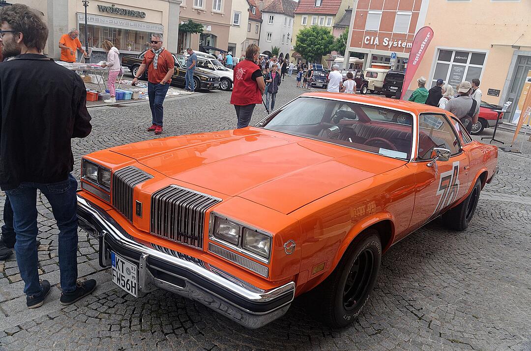 Historische Automobile und Motorräder