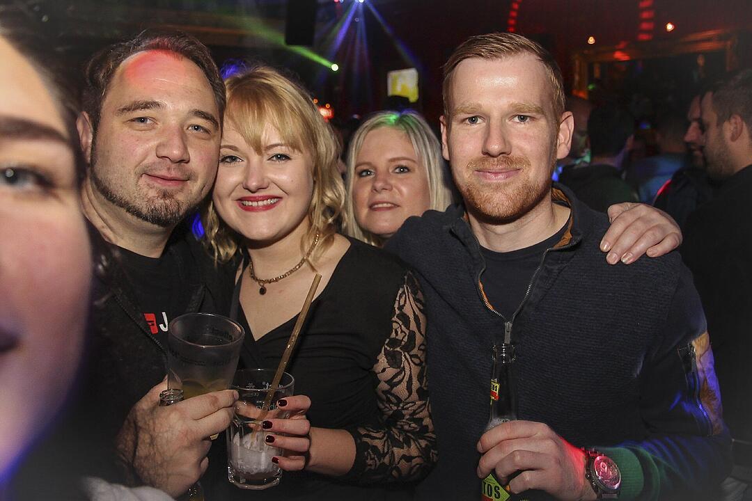 Volles Haus, erwachsene Partypeople und eine ausgelassene Feier!