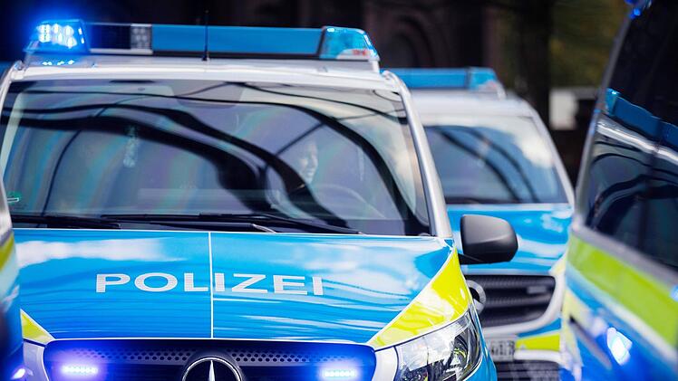 Die Polizei in NRW hat damit Schlagzeilen gemacht, dass sie  über tausende offene Rechnungen haben. Jetzt nennt die Polizei den Grund dafür.   Symbolfoto: Rolf Vennenbernd/dpa