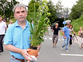 Gustl Mollath verlässt am 6.August.2013 mit einer Topfpflanze in der Hand das Bezirkskrankenhaus in Bayreuth.  Foto: Ebener/dpa