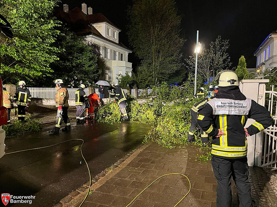 Zahlreiche Einsätze durch Unwetter in Franken: Umgestürzte Bäume fordern Feuerwehr